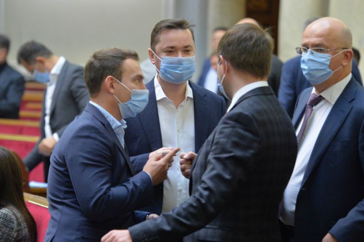 Пленарне засідання Верховної Ради України.

Голова Верховної Ради України Дмитро Разумков відкрив пленарне засідання.

У виступах промовці висловили позиції політичних сил, представлених у парламенті, щодо рішення Конституційного суду, який визнав неконституційними положення законів про перевірку е-декларацій чиновників і скасував повноваження НАЗК з перевірки декларацій та виявлення конфлікту інтересів.

Після закінчення виступів Перший заступник Голови Верховної Ради Руслан Стефанчук нагадав, що учора на засіданні Погоджувальної ради було вирішено заслухати на пленарному засіданні Верховної Ради Міністра охорони здоров’я Максима Степанова щодо поточної ситуації у країні, пов’язаної з COVID-19.

Головуючий надав слово Максиму Степанову, який доповів про поточний стан справ.
