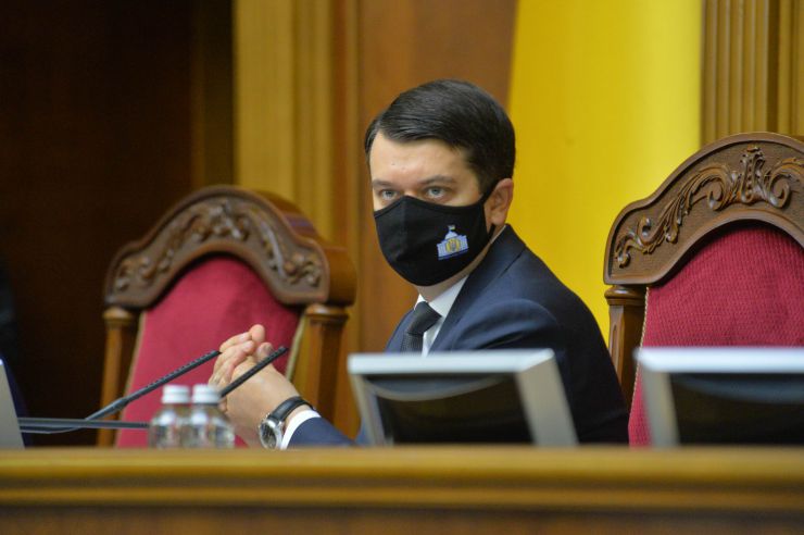 Пленарне засідання Верховної Ради України.

Голова Верховної Ради України Дмитро Разумков відкрив пленарне засідання.

У виступах промовці висловили позиції політичних сил, представлених у парламенті, щодо рішення Конституційного суду, який визнав неконституційними положення законів про перевірку е-декларацій чиновників і скасував повноваження НАЗК з перевірки декларацій та виявлення конфлікту інтересів.

Після закінчення виступів Перший заступник Голови Верховної Ради Руслан Стефанчук нагадав, що учора на засіданні Погоджувальної ради було вирішено заслухати на пленарному засіданні Верховної Ради Міністра охорони здоров’я Максима Степанова щодо поточної ситуації у країні, пов’язаної з COVID-19.

Головуючий надав слово Максиму Степанову, який доповів про поточний стан справ.
