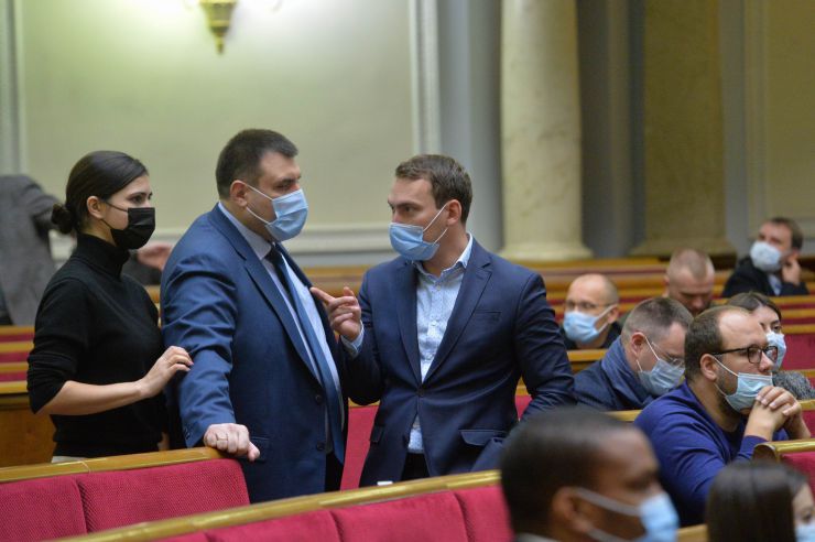 Пленарне засідання Верховної Ради України.

Голова Верховної Ради України Дмитро Разумков відкрив пленарне засідання.

У виступах промовці висловили позиції політичних сил, представлених у парламенті, щодо рішення Конституційного суду, який визнав неконституційними положення законів про перевірку е-декларацій чиновників і скасував повноваження НАЗК з перевірки декларацій та виявлення конфлікту інтересів.

Після закінчення виступів Перший заступник Голови Верховної Ради Руслан Стефанчук нагадав, що учора на засіданні Погоджувальної ради було вирішено заслухати на пленарному засіданні Верховної Ради Міністра охорони здоров’я Максима Степанова щодо поточної ситуації у країні, пов’язаної з COVID-19.

Головуючий надав слово Максиму Степанову, який доповів про поточний стан справ.
