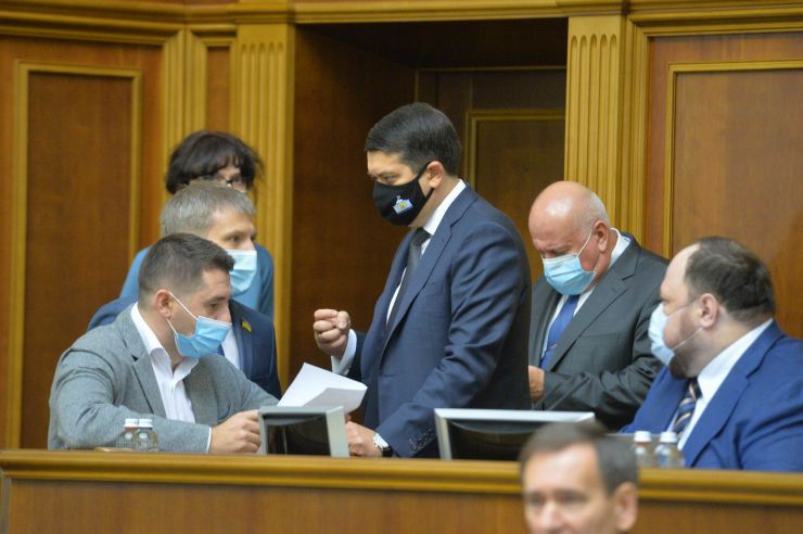Пленарне засідання Верховної Ради України.

Голова Верховної Ради України Дмитро Разумков відкрив пленарне засідання.

У виступах промовці висловили позиції політичних сил, представлених у парламенті, щодо рішення Конституційного суду, який визнав неконституційними положення законів про перевірку е-декларацій чиновників і скасував повноваження НАЗК з перевірки декларацій та виявлення конфлікту інтересів.

Після закінчення виступів Перший заступник Голови Верховної Ради Руслан Стефанчук нагадав, що учора на засіданні Погоджувальної ради було вирішено заслухати на пленарному засіданні Верховної Ради Міністра охорони здоров’я Максима Степанова щодо поточної ситуації у країні, пов’язаної з COVID-19.

Головуючий надав слово Максиму Степанову, який доповів про поточний стан справ.
