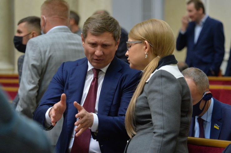 Пленарне засідання Верховної Ради України.

Голова Верховної Ради України Дмитро Разумков відкрив пленарне засідання.

У виступах промовці висловили позиції політичних сил, представлених у парламенті, щодо рішення Конституційного суду, який визнав неконституційними положення законів про перевірку е-декларацій чиновників і скасував повноваження НАЗК з перевірки декларацій та виявлення конфлікту інтересів.

Після закінчення виступів Перший заступник Голови Верховної Ради Руслан Стефанчук нагадав, що учора на засіданні Погоджувальної ради було вирішено заслухати на пленарному засіданні Верховної Ради Міністра охорони здоров’я Максима Степанова щодо поточної ситуації у країні, пов’язаної з COVID-19.

Головуючий надав слово Максиму Степанову, який доповів про поточний стан справ. Сергій Шахов-Довіра, Юлія Тимошенко-Батьківщина
