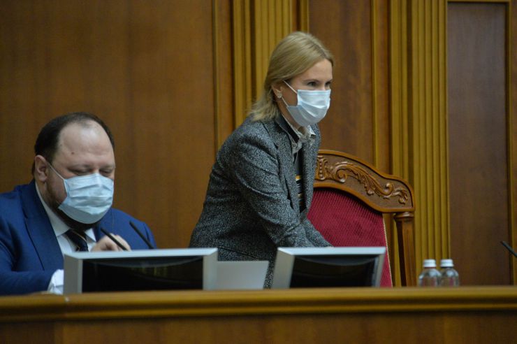Пленарне засідання Верховної Ради України.

Голова Верховної Ради України Дмитро Разумков відкрив пленарне засідання.

У виступах промовці висловили позиції політичних сил, представлених у парламенті, щодо рішення Конституційного суду, який визнав неконституційними положення законів про перевірку е-декларацій чиновників і скасував повноваження НАЗК з перевірки декларацій та виявлення конфлікту інтересів.

Після закінчення виступів Перший заступник Голови Верховної Ради Руслан Стефанчук нагадав, що учора на засіданні Погоджувальної ради було вирішено заслухати на пленарному засіданні Верховної Ради Міністра охорони здоров’я Максима Степанова щодо поточної ситуації у країні, пов’язаної з COVID-19.

Головуючий надав слово Максиму Степанову, який доповів про поточний стан справ.
