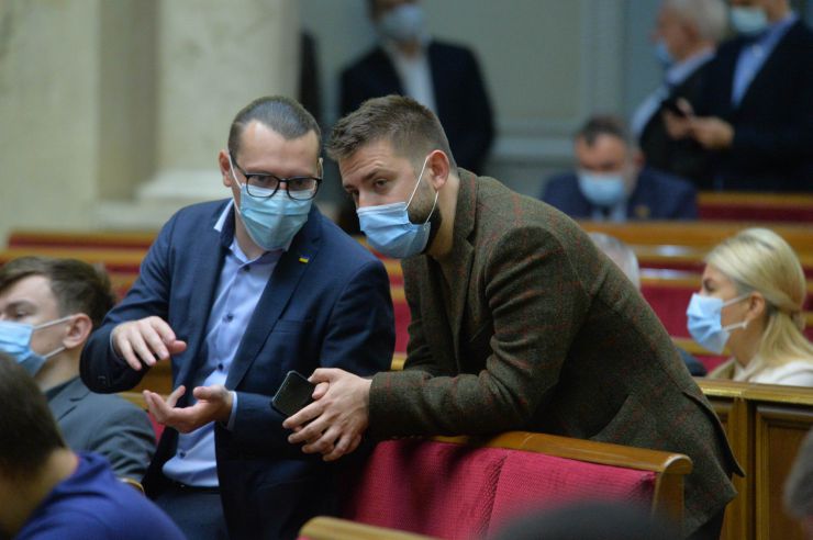 Пленарне засідання Верховної Ради України.

Голова Верховної Ради України Дмитро Разумков відкрив пленарне засідання.

У виступах промовці висловили позиції політичних сил, представлених у парламенті, щодо рішення Конституційного суду, який визнав неконституційними положення законів про перевірку е-декларацій чиновників і скасував повноваження НАЗК з перевірки декларацій та виявлення конфлікту інтересів.

Після закінчення виступів Перший заступник Голови Верховної Ради Руслан Стефанчук нагадав, що учора на засіданні Погоджувальної ради було вирішено заслухати на пленарному засіданні Верховної Ради Міністра охорони здоров’я Максима Степанова щодо поточної ситуації у країні, пов’язаної з COVID-19.

Головуючий надав слово Максиму Степанову, який доповів про поточний стан справ.
