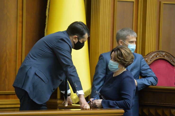 Пленарне засідання Верховної Ради України.

Голова Верховної Ради України Дмитро Разумков відкрив пленарне засідання.

У виступах промовці висловили позиції політичних сил, представлених у парламенті, щодо рішення Конституційного суду, який визнав неконституційними положення законів про перевірку е-декларацій чиновників і скасував повноваження НАЗК з перевірки декларацій та виявлення конфлікту інтересів.

Після закінчення виступів Перший заступник Голови Верховної Ради Руслан Стефанчук нагадав, що учора на засіданні Погоджувальної ради було вирішено заслухати на пленарному засіданні Верховної Ради Міністра охорони здоров’я Максима Степанова щодо поточної ситуації у країні, пов’язаної з COVID-19.

Головуючий надав слово Максиму Степанову, який доповів про поточний стан справ.
