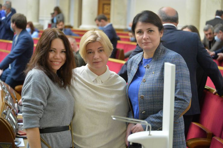 Пленарне засідання Верховної Ради України.

Голова Верховної Ради України Дмитро Разумков відкрив пленарне засідання.

У виступах промовці висловили позиції політичних сил, представлених у парламенті, щодо рішення Конституційного суду, який визнав неконституційними положення законів про перевірку е-декларацій чиновників і скасував повноваження НАЗК з перевірки декларацій та виявлення конфлікту інтересів.

Після закінчення виступів Перший заступник Голови Верховної Ради Руслан Стефанчук нагадав, що учора на засіданні Погоджувальної ради було вирішено заслухати на пленарному засіданні Верховної Ради Міністра охорони здоров’я Максима Степанова щодо поточної ситуації у країні, пов’язаної з COVID-19.

Головуючий надав слово Максиму Степанову, який доповів про поточний стан справ. Вікторія Сюмар,  Ірина Геращенко, Ірина Фріз- всі ЄС
