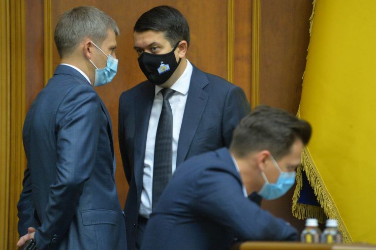 Пленарне засідання Верховної Ради України.

Голова Верховної Ради України Дмитро Разумков відкрив пленарне засідання.

У виступах промовці висловили позиції політичних сил, представлених у парламенті, щодо рішення Конституційного суду, який визнав неконституційними положення законів про перевірку е-декларацій чиновників і скасував повноваження НАЗК з перевірки декларацій та виявлення конфлікту інтересів.

Після закінчення виступів Перший заступник Голови Верховної Ради Руслан Стефанчук нагадав, що учора на засіданні Погоджувальної ради було вирішено заслухати на пленарному засіданні Верховної Ради Міністра охорони здоров’я Максима Степанова щодо поточної ситуації у країні, пов’язаної з COVID-19.

Головуючий надав слово Максиму Степанову, який доповів про поточний стан справ.
