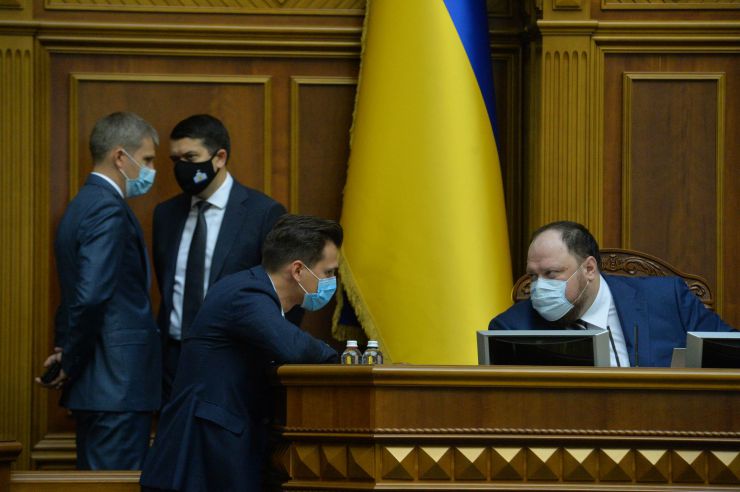 Пленарне засідання Верховної Ради України.

Голова Верховної Ради України Дмитро Разумков відкрив пленарне засідання.

У виступах промовці висловили позиції політичних сил, представлених у парламенті, щодо рішення Конституційного суду, який визнав неконституційними положення законів про перевірку е-декларацій чиновників і скасував повноваження НАЗК з перевірки декларацій та виявлення конфлікту інтересів.

Після закінчення виступів Перший заступник Голови Верховної Ради Руслан Стефанчук нагадав, що учора на засіданні Погоджувальної ради було вирішено заслухати на пленарному засіданні Верховної Ради Міністра охорони здоров’я Максима Степанова щодо поточної ситуації у країні, пов’язаної з COVID-19.

Головуючий надав слово Максиму Степанову, який доповів про поточний стан справ.
