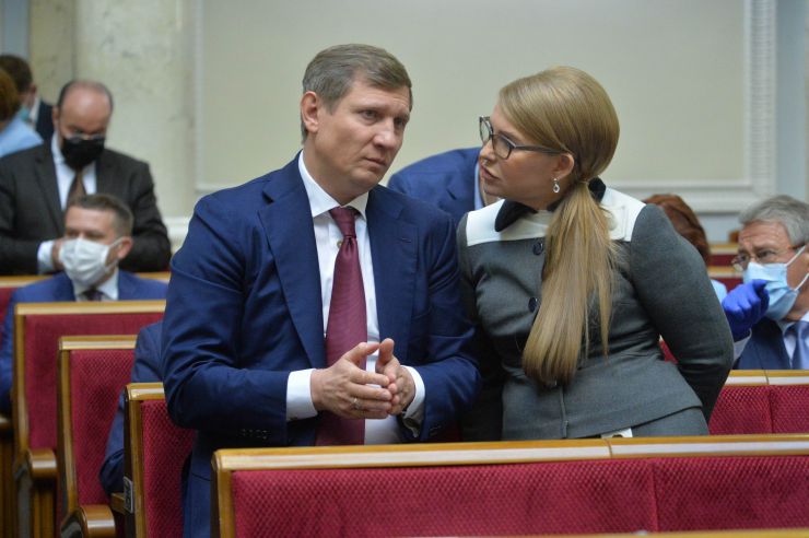 Пленарне засідання Верховної Ради України.

Голова Верховної Ради України Дмитро Разумков відкрив пленарне засідання.

У виступах промовці висловили позиції політичних сил, представлених у парламенті, щодо рішення Конституційного суду, який визнав неконституційними положення законів про перевірку е-декларацій чиновників і скасував повноваження НАЗК з перевірки декларацій та виявлення конфлікту інтересів.

Після закінчення виступів Перший заступник Голови Верховної Ради Руслан Стефанчук нагадав, що учора на засіданні Погоджувальної ради було вирішено заслухати на пленарному засіданні Верховної Ради Міністра охорони здоров’я Максима Степанова щодо поточної ситуації у країні, пов’язаної з COVID-19.

Головуючий надав слово Максиму Степанову, який доповів про поточний стан справ. Сергій Шахов-Довіра, Юлія Тимошенко-Батьківщина
