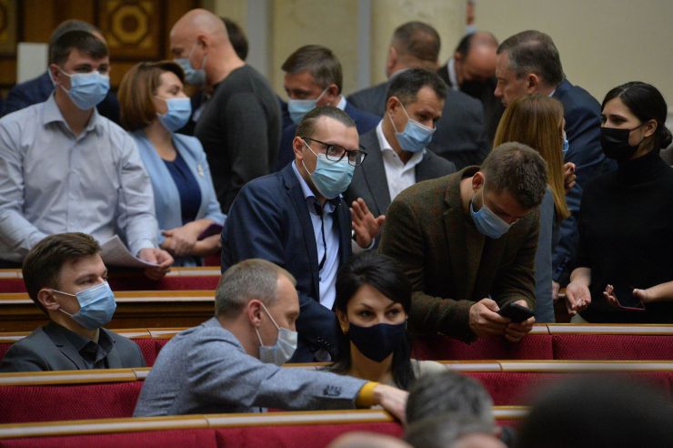 Пленарне засідання Верховної Ради України.

Голова Верховної Ради України Дмитро Разумков відкрив пленарне засідання.

У виступах промовці висловили позиції політичних сил, представлених у парламенті, щодо рішення Конституційного суду, який визнав неконституційними положення законів про перевірку е-декларацій чиновників і скасував повноваження НАЗК з перевірки декларацій та виявлення конфлікту інтересів.

Після закінчення виступів Перший заступник Голови Верховної Ради Руслан Стефанчук нагадав, що учора на засіданні Погоджувальної ради було вирішено заслухати на пленарному засіданні Верховної Ради Міністра охорони здоров’я Максима Степанова щодо поточної ситуації у країні, пов’язаної з COVID-19.

Головуючий надав слово Максиму Степанову, який доповів про поточний стан справ.
