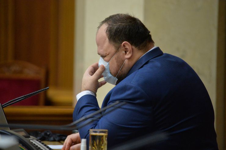 Пленарне засідання Верховної Ради України.

Голова Верховної Ради України Дмитро Разумков відкрив пленарне засідання.

У виступах промовці висловили позиції політичних сил, представлених у парламенті, щодо рішення Конституційного суду, який визнав неконституційними положення законів про перевірку е-декларацій чиновників і скасував повноваження НАЗК з перевірки декларацій та виявлення конфлікту інтересів.

Після закінчення виступів Перший заступник Голови Верховної Ради Руслан Стефанчук нагадав, що учора на засіданні Погоджувальної ради було вирішено заслухати на пленарному засіданні Верховної Ради Міністра охорони здоров’я Максима Степанова щодо поточної ситуації у країні, пов’язаної з COVID-19.

Головуючий надав слово Максиму Степанову, який доповів про поточний стан справ.
