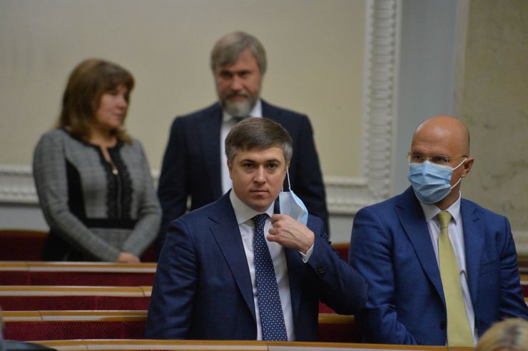 Пленарне засідання Верховної Ради України.

Голова Верховної Ради України Дмитро Разумков відкрив пленарне засідання.

У виступах промовці висловили позиції політичних сил, представлених у парламенті, щодо рішення Конституційного суду, який визнав неконституційними положення законів про перевірку е-декларацій чиновників і скасував повноваження НАЗК з перевірки декларацій та виявлення конфлікту інтересів.

Після закінчення виступів Перший заступник Голови Верховної Ради Руслан Стефанчук нагадав, що учора на засіданні Погоджувальної ради було вирішено заслухати на пленарному засіданні Верховної Ради Міністра охорони здоров’я Максима Степанова щодо поточної ситуації у країні, пов’язаної з COVID-19.

Головуючий надав слово Максиму Степанову, який доповів про поточний стан справ.
