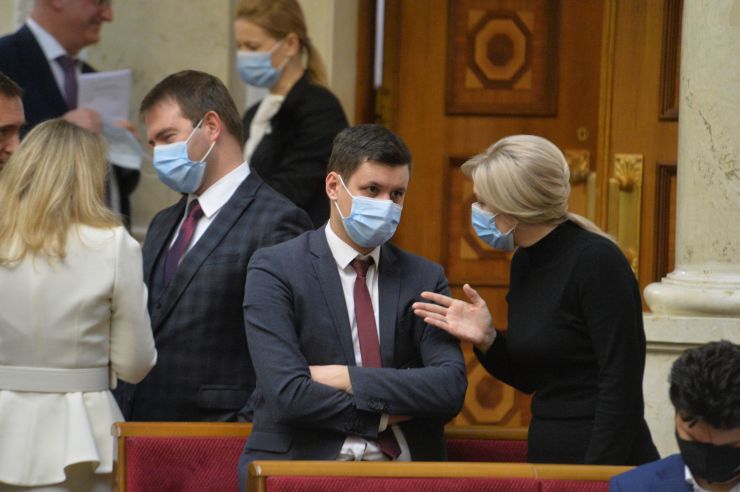 Пленарне засідання Верховної Ради України.

Голова Верховної Ради України Дмитро Разумков відкрив пленарне засідання.

У виступах промовці висловили позиції політичних сил, представлених у парламенті, щодо рішення Конституційного суду, який визнав неконституційними положення законів про перевірку е-декларацій чиновників і скасував повноваження НАЗК з перевірки декларацій та виявлення конфлікту інтересів.

Після закінчення виступів Перший заступник Голови Верховної Ради Руслан Стефанчук нагадав, що учора на засіданні Погоджувальної ради було вирішено заслухати на пленарному засіданні Верховної Ради Міністра охорони здоров’я Максима Степанова щодо поточної ситуації у країні, пов’язаної з COVID-19.

Головуючий надав слово Максиму Степанову, який доповів про поточний стан справ. Роман Грищук, Ірина Верещук- СН
