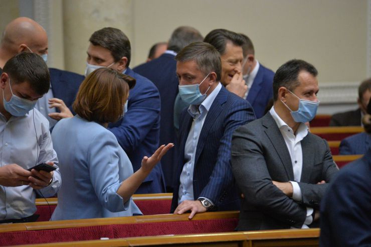 Пленарне засідання Верховної Ради України.

Голова Верховної Ради України Дмитро Разумков відкрив пленарне засідання.

У виступах промовці висловили позиції політичних сил, представлених у парламенті, щодо рішення Конституційного суду, який визнав неконституційними положення законів про перевірку е-декларацій чиновників і скасував повноваження НАЗК з перевірки декларацій та виявлення конфлікту інтересів.

Після закінчення виступів Перший заступник Голови Верховної Ради Руслан Стефанчук нагадав, що учора на засіданні Погоджувальної ради було вирішено заслухати на пленарному засіданні Верховної Ради Міністра охорони здоров’я Максима Степанова щодо поточної ситуації у країні, пов’язаної з COVID-19.

Головуючий надав слово Максиму Степанову, який доповів про поточний стан справ.
