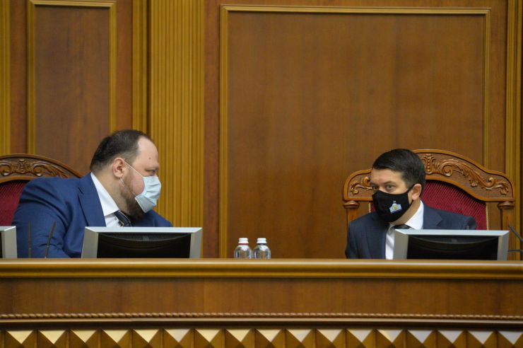Пленарне засідання Верховної Ради України.

Голова Верховної Ради України Дмитро Разумков відкрив пленарне засідання.

У виступах промовці висловили позиції політичних сил, представлених у парламенті, щодо рішення Конституційного суду, який визнав неконституційними положення законів про перевірку е-декларацій чиновників і скасував повноваження НАЗК з перевірки декларацій та виявлення конфлікту інтересів.

Після закінчення виступів Перший заступник Голови Верховної Ради Руслан Стефанчук нагадав, що учора на засіданні Погоджувальної ради було вирішено заслухати на пленарному засіданні Верховної Ради Міністра охорони здоров’я Максима Степанова щодо поточної ситуації у країні, пов’язаної з COVID-19.

Головуючий надав слово Максиму Степанову, який доповів про поточний стан справ.
