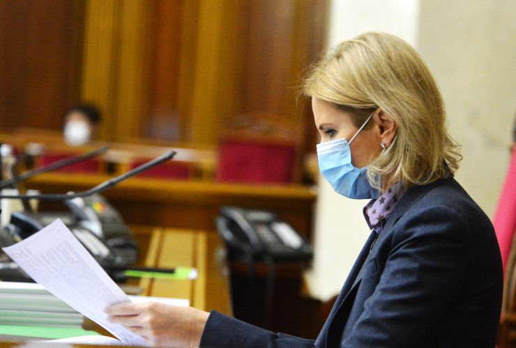 Пленарне засідання Верховної Ради України.

Голова Верховної Ради України Дмитро Разумков відкрив пленарне засідання.
Народні депутати розглянули у першому читанні проект Закону про внесення змін до деяких законів України щодо внесення до Державного земельного кадастру відомостей про державний кордон України №3987. За результатами обговорення законопроект був прийнятий за основу 276 голосами «за».

Проект Закону про внесення змін до Кримінального кодексу України щодо посилення відповідальності за вчинення кримінальних правопорушень проти журналістів №3633 доповів народний депутат Андрій Кожем’якін. Народні депутати загалом підтримали законопроект та відзначали, що питання захисту та безпеки журналістів потребують поглиблення з боку держави. 
Законопроект за результатами голосування прийнято за основу 305 голосами «за».
Олена Кондратюк 
