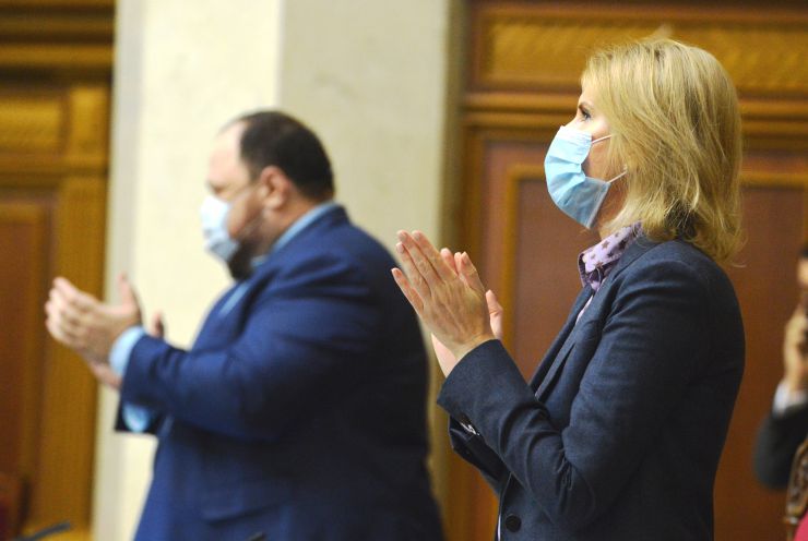 Пленарне засідання Верховної Ради України.

Голова Верховної Ради України Дмитро Разумков відкрив пленарне засідання.
Народні депутати розглянули у першому читанні проект Закону про внесення змін до деяких законів України щодо внесення до Державного земельного кадастру відомостей про державний кордон України №3987. За результатами обговорення законопроект був прийнятий за основу 276 голосами «за».

Проект Закону про внесення змін до Кримінального кодексу України щодо посилення відповідальності за вчинення кримінальних правопорушень проти журналістів №3633 доповів народний депутат Андрій Кожем’якін. Народні депутати загалом підтримали законопроект та відзначали, що питання захисту та безпеки журналістів потребують поглиблення з боку держави. 
Законопроект за результатами голосування прийнято за основу 305 голосами «за».
Олена Кондратюк 
народні депутати України зустрічають звістку про звільнення нацгвардійця Віталія Марківа
