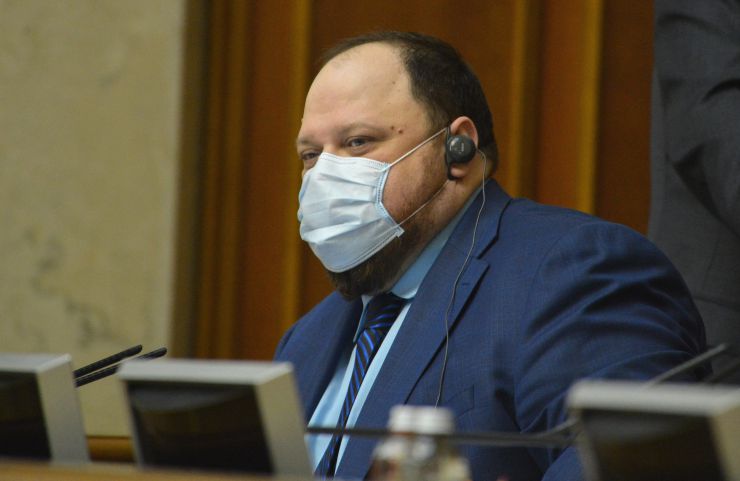 Пленарне засідання Верховної Ради України.

Голова Верховної Ради України Дмитро Разумков відкрив пленарне засідання.
Народні депутати розглянули у першому читанні проект Закону про внесення змін до деяких законів України щодо внесення до Державного земельного кадастру відомостей про державний кордон України №3987. За результатами обговорення законопроект був прийнятий за основу 276 голосами «за».

Проект Закону про внесення змін до Кримінального кодексу України щодо посилення відповідальності за вчинення кримінальних правопорушень проти журналістів №3633 доповів народний депутат Андрій Кожем’якін. Народні депутати загалом підтримали законопроект та відзначали, що питання захисту та безпеки журналістів потребують поглиблення з боку держави. 
Законопроект за результатами голосування прийнято за основу 305 голосами «за».
Руслан Стефанчук 
