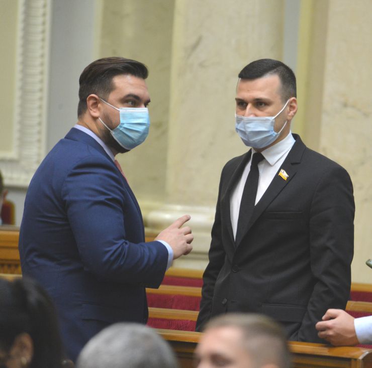 Пленарне засідання Верховної Ради України.

Голова Верховної Ради України Дмитро Разумков відкрив пленарне засідання.
Народні депутати розглянули у першому читанні проект Закону про внесення змін до деяких законів України щодо внесення до Державного земельного кадастру відомостей про державний кордон України №3987. За результатами обговорення законопроект був прийнятий за основу 276 голосами «за».

Проект Закону про внесення змін до Кримінального кодексу України щодо посилення відповідальності за вчинення кримінальних правопорушень проти журналістів №3633 доповів народний депутат Андрій Кожем’якін. Народні депутати загалом підтримали законопроект та відзначали, що питання захисту та безпеки журналістів потребують поглиблення з боку держави. 
Законопроект за результатами голосування прийнято за основу 305 голосами «за».
Дмитро Наталуха СН Олександр Колтунович ОП
