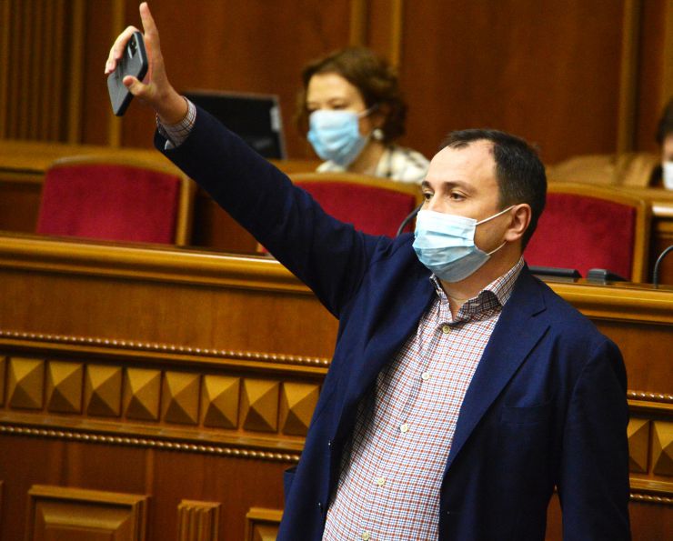 Пленарне засідання Верховної Ради України.

Голова Верховної Ради України Дмитро Разумков відкрив пленарне засідання.
Народні депутати розглянули у першому читанні проект Закону про внесення змін до деяких законів України щодо внесення до Державного земельного кадастру відомостей про державний кордон України №3987. За результатами обговорення законопроект був прийнятий за основу 276 голосами «за».

Проект Закону про внесення змін до Кримінального кодексу України щодо посилення відповідальності за вчинення кримінальних правопорушень проти журналістів №3633 доповів народний депутат Андрій Кожем’якін. Народні депутати загалом підтримали законопроект та відзначали, що питання захисту та безпеки журналістів потребують поглиблення з боку держави. 
Законопроект за результатами голосування прийнято за основу 305 голосами «за».
Микола Сольський СН
