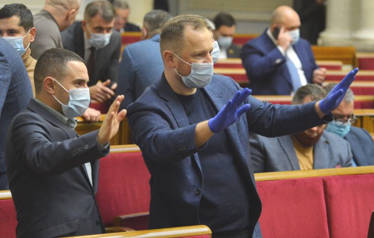 Пленарне засідання Верховної Ради України.

Голова Верховної Ради України Дмитро Разумков відкрив пленарне засідання.
Народні депутати розглянули у першому читанні проект Закону про внесення змін до деяких законів України щодо внесення до Державного земельного кадастру відомостей про державний кордон України №3987. За результатами обговорення законопроект був прийнятий за основу 276 голосами «за».

Проект Закону про внесення змін до Кримінального кодексу України щодо посилення відповідальності за вчинення кримінальних правопорушень проти журналістів №3633 доповів народний депутат Андрій Кожем’якін. Народні депутати загалом підтримали законопроект та відзначали, що питання захисту та безпеки журналістів потребують поглиблення з боку держави. 
Законопроект за результатами голосування прийнято за основу 305 голосами «за».
Олександр Куницький Павло Сушко СН
