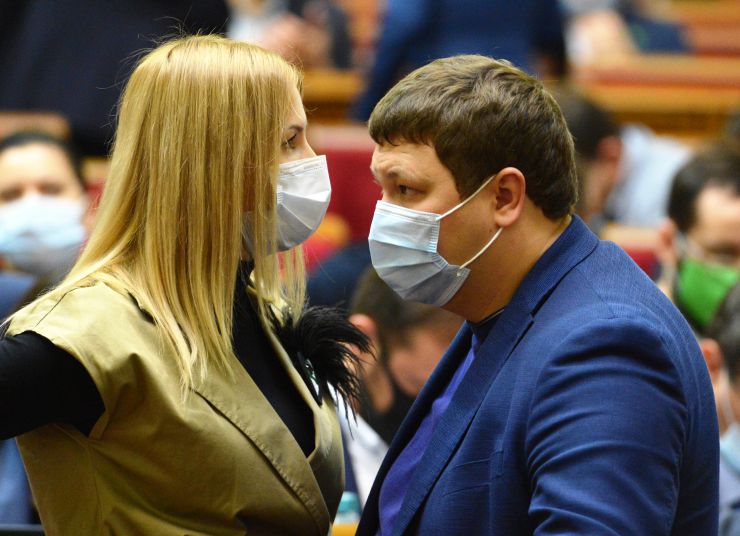 Пленарне засідання Верховної Ради України.

Голова Верховної Ради України Дмитро Разумков відкрив пленарне засідання.
Народні депутати розглянули у першому читанні проект Закону про внесення змін до деяких законів України щодо внесення до Державного земельного кадастру відомостей про державний кордон України №3987. За результатами обговорення законопроект був прийнятий за основу 276 голосами «за».

Проект Закону про внесення змін до Кримінального кодексу України щодо посилення відповідальності за вчинення кримінальних правопорушень проти журналістів №3633 доповів народний депутат Андрій Кожем’якін. Народні депутати загалом підтримали законопроект та відзначали, що питання захисту та безпеки журналістів потребують поглиблення з боку держави. 
Законопроект за результатами голосування прийнято за основу 305 голосами «за».
Юлія Гришина Вячеслав Медяник СН 
