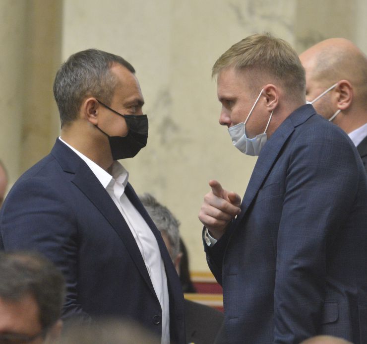 Пленарне засідання Верховної Ради України.

Голова Верховної Ради України Дмитро Разумков відкрив пленарне засідання.
Народні депутати розглянули у першому читанні проект Закону про внесення змін до деяких законів України щодо внесення до Державного земельного кадастру відомостей про державний кордон України №3987. За результатами обговорення законопроект був прийнятий за основу 276 голосами «за».

Проект Закону про внесення змін до Кримінального кодексу України щодо посилення відповідальності за вчинення кримінальних правопорушень проти журналістів №3633 доповів народний депутат Андрій Кожем’якін. Народні депутати загалом підтримали законопроект та відзначали, що питання захисту та безпеки журналістів потребують поглиблення з боку держави. 
Законопроект за результатами голосування прийнято за основу 305 голосами «за».
Юрій Атанов СН Валерій Лунченко ДОВІРА
