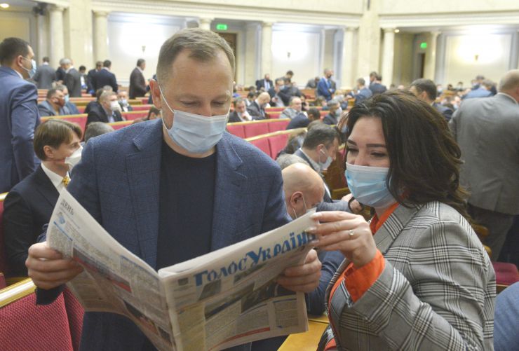 Пленарне засідання Верховної Ради України.

Голова Верховної Ради України Дмитро Разумков відкрив пленарне засідання.
Народні депутати розглянули у першому читанні проект Закону про внесення змін до деяких законів України щодо внесення до Державного земельного кадастру відомостей про державний кордон України №3987. За результатами обговорення законопроект був прийнятий за основу 276 голосами «за».

Проект Закону про внесення змін до Кримінального кодексу України щодо посилення відповідальності за вчинення кримінальних правопорушень проти журналістів №3633 доповів народний депутат Андрій Кожем’якін. Народні депутати загалом підтримали законопроект та відзначали, що питання захисту та безпеки журналістів потребують поглиблення з боку держави. 
Законопроект за результатами голосування прийнято за основу 305 голосами «за».
Павло Сушко Анастасія Ляшенко СН читають Голос України
