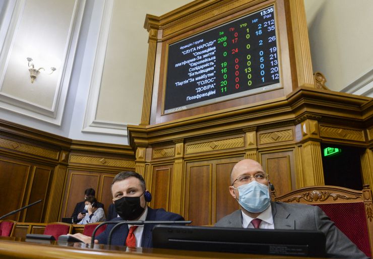 Пленарне засідання Верховної Ради України.

Після закінчення перерви до розгляду оголошено проект Закону про Державний бюджет України на 2021 рік №4000.
Міністр фінансів Сергій Марченко у виступі нагадав, що Уряд подав проект державного бюджету на 2021 рік 14 вересня поточного року. Він зазначив, що «проект є цілком збалансованим та реальним до виконання. Це бюджет можливостей для подальшого розвитку».
Після закінчення виступів головуючий поставив на голосування проект Постанови «Про висновки та пропозиції до проекту Закону України про Державний бюджет України на 2021 рік» №4000-П.
Постанову прийнято 275 голосами «за» за основу та в цілому.
Шмигаль
