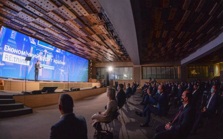 Щоб розуміти, куди має рухатись держава, потрібен аудит її стану. На цьому наголосив Голова Верховної Ради України Дмитро Разумков під час Презентації Аудиту економіки та векторів Національної економічної стратегії України 2030, яка відбулася за участю Президента і Прем`єра. Зеленський