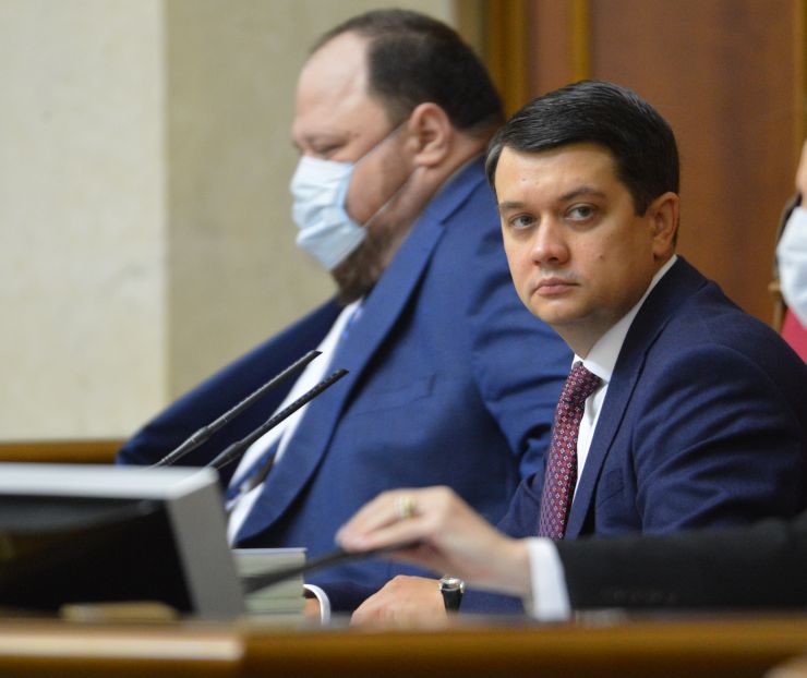Пленарне засідання Верховної Ради України.

Голова Верховної Ради України Дмитро Разумков відкрив пленарне засідання. 
Головуючий повідомив, що у пленарному засіданні беруть участь Прем’єр-міністр України Денис Шмигаль і члени Кабінету Міністрів.
Дмитро Разумков зазначив, що сьогодні 6 листопада - День визволення Києва від фашистських загарбників. 
Народні депутати хвилиною мовчання вшанували пам’ять всіх тих, хто загинув, визволяючи столицю нашої держави.
Головуючий нагадав, що у п’ятницю проводиться «година запитань до Уряду». 
Прем’єр-міністр Денис Шмигаль доповів з трибуни про стан реалізації державної політики у боротьбі з COVID-19 та економічних питань, пов’язаних з підготовкою бюджету. Дмитро Разумков 
