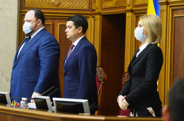 Пленарне засідання Верховної Ради України.

Голова Верховної Ради України Дмитро Разумков відкрив пленарне засідання. 
Головуючий повідомив, що у пленарному засіданні беруть участь Прем’єр-міністр України Денис Шмигаль і члени Кабінету Міністрів.
Дмитро Разумков зазначив, що сьогодні 6 листопада - День визволення Києва від фашистських загарбників. 
Народні депутати хвилиною мовчання вшанували пам’ять всіх тих, хто загинув, визволяючи столицю нашої держави.
Головуючий нагадав, що у п’ятницю проводиться «година запитань до Уряду». 
Прем’єр-міністр Денис Шмигаль доповів з трибуни про стан реалізації державної політики у боротьбі з COVID-19 та економічних питань, пов’язаних з підготовкою бюджету. Хвилина мовчання у пам’ять всіх тих, хто загинув, визволяючи столицю нашої держави.
