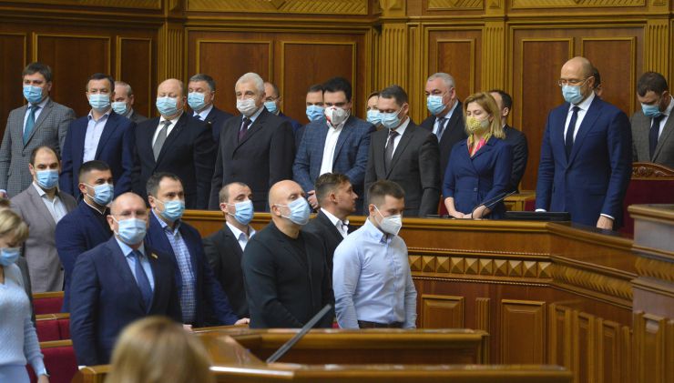Пленарне засідання Верховної Ради України.

Голова Верховної Ради України Дмитро Разумков відкрив пленарне засідання. 
Головуючий повідомив, що у пленарному засіданні беруть участь Прем’єр-міністр України Денис Шмигаль і члени Кабінету Міністрів.
Дмитро Разумков зазначив, що сьогодні 6 листопада - День визволення Києва від фашистських загарбників. 
Народні депутати хвилиною мовчання вшанували пам’ять всіх тих, хто загинув, визволяючи столицю нашої держави.
Головуючий нагадав, що у п’ятницю проводиться «година запитань до Уряду». 
Прем’єр-міністр Денис Шмигаль доповів з трибуни про стан реалізації державної політики у боротьбі з COVID-19 та економічних питань, пов’язаних з підготовкою бюджету. Хвилина мовчання у пам’ять всіх тих, хто загинув, визволяючи столицю нашої держави.
