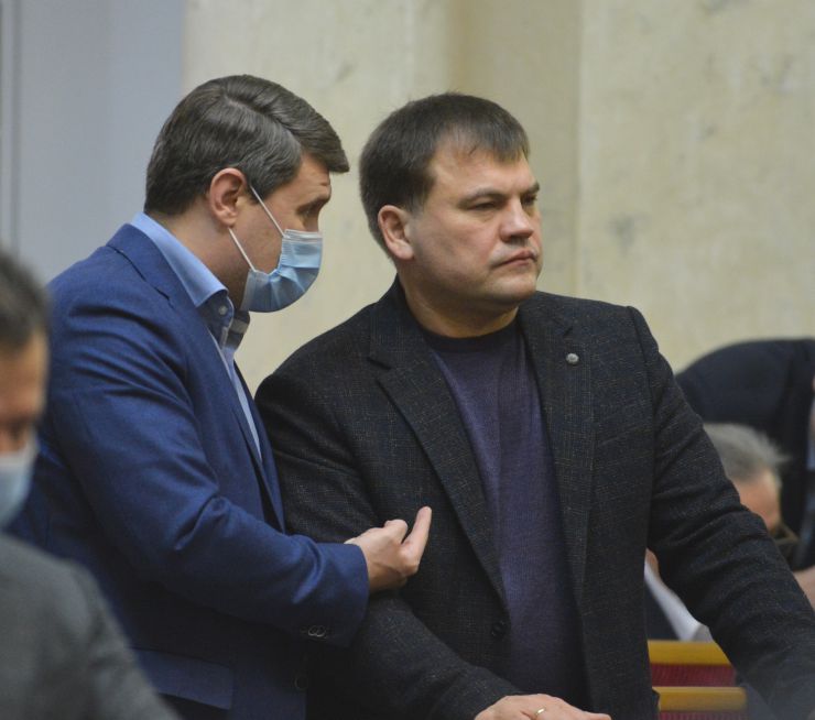 Пленарне засідання Верховної Ради України.

Голова Верховної Ради України Дмитро Разумков відкрив пленарне засідання. 
Головуючий повідомив, що у пленарному засіданні беруть участь Прем’єр-міністр України Денис Шмигаль і члени Кабінету Міністрів.
Дмитро Разумков зазначив, що сьогодні 6 листопада - День визволення Києва від фашистських загарбників. 
Народні депутати хвилиною мовчання вшанували пам’ять всіх тих, хто загинув, визволяючи столицю нашої держави.
Головуючий нагадав, що у п’ятницю проводиться «година запитань до Уряду». 
Прем’єр-міністр Денис Шмигаль доповів з трибуни про стан реалізації державної політики у боротьбі з COVID-19 та економічних питань, пов’язаних з підготовкою бюджету. Вадим Івченко Олег Мейдич Б
