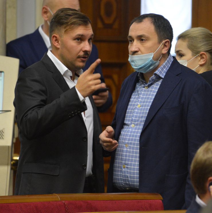 Пленарне засідання Верховної Ради України.

Голова Верховної Ради України Дмитро Разумков відкрив пленарне засідання. 
Головуючий повідомив, що у пленарному засіданні беруть участь Прем’єр-міністр України Денис Шмигаль і члени Кабінету Міністрів.
Дмитро Разумков зазначив, що сьогодні 6 листопада - День визволення Києва від фашистських загарбників. 
Народні депутати хвилиною мовчання вшанували пам’ять всіх тих, хто загинув, визволяючи столицю нашої держави.
Головуючий нагадав, що у п’ятницю проводиться «година запитань до Уряду». 
Прем’єр-міністр Денис Шмигаль доповів з трибуни про стан реалізації державної політики у боротьбі з COVID-19 та економічних питань, пов’язаних з підготовкою бюджету. Артем Чорноморов СН Микола Сольський СН
