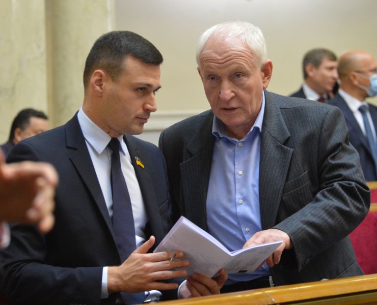 Пленарне засідання Верховної Ради України.

Голова Верховної Ради України Дмитро Разумков відкрив пленарне засідання. 
Головуючий повідомив, що у пленарному засіданні беруть участь Прем’єр-міністр України Денис Шмигаль і члени Кабінету Міністрів.
Дмитро Разумков зазначив, що сьогодні 6 листопада - День визволення Києва від фашистських загарбників. 
Народні депутати хвилиною мовчання вшанували пам’ять всіх тих, хто загинув, визволяючи столицю нашої держави.
Головуючий нагадав, що у п’ятницю проводиться «година запитань до Уряду». 
Прем’єр-міністр Денис Шмигаль доповів з трибуни про стан реалізації державної політики у боротьбі з COVID-19 та економічних питань, пов’язаних з підготовкою бюджету. Олександр Колтунович Михайло Макаренко ОП
