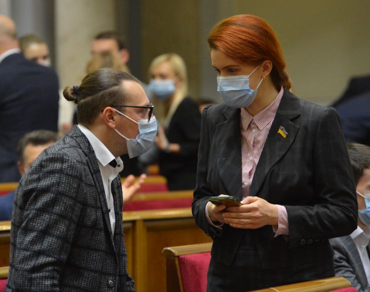 Пленарне засідання Верховної Ради України.

Голова Верховної Ради України Дмитро Разумков відкрив пленарне засідання. 
Головуючий повідомив, що у пленарному засіданні беруть участь Прем’єр-міністр України Денис Шмигаль і члени Кабінету Міністрів.
Дмитро Разумков зазначив, що сьогодні 6 листопада - День визволення Києва від фашистських загарбників. 
Народні депутати хвилиною мовчання вшанували пам’ять всіх тих, хто загинув, визволяючи столицю нашої держави.
Головуючий нагадав, що у п’ятницю проводиться «година запитань до Уряду». 
Прем’єр-міністр Денис Шмигаль доповів з трибуни про стан реалізації державної політики у боротьбі з COVID-19 та економічних питань, пов’язаних з підготовкою бюджету. Віталій Безгін СН Мар’яна Безугла СН
