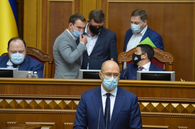 Пленарне засідання Верховної Ради України.

Голова Верховної Ради України Дмитро Разумков відкрив пленарне засідання. 
Головуючий повідомив, що у пленарному засіданні беруть участь Прем’єр-міністр України Денис Шмигаль і члени Кабінету Міністрів.
Дмитро Разумков зазначив, що сьогодні 6 листопада - День визволення Києва від фашистських загарбників. 
Народні депутати хвилиною мовчання вшанували пам’ять всіх тих, хто загинув, визволяючи столицю нашої держави.
Головуючий нагадав, що у п’ятницю проводиться «година запитань до Уряду». 
Прем’єр-міністр Денис Шмигаль доповів з трибуни про стан реалізації державної політики у боротьбі з COVID-19 та економічних питань, пов’язаних з підготовкою бюджету. Денис Шмигаль прем`єр-міністр
