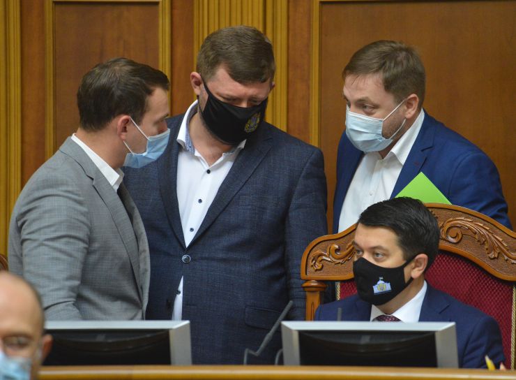 Пленарне засідання Верховної Ради України.

Голова Верховної Ради України Дмитро Разумков відкрив пленарне засідання. 
Головуючий повідомив, що у пленарному засіданні беруть участь Прем’єр-міністр України Денис Шмигаль і члени Кабінету Міністрів.
Дмитро Разумков зазначив, що сьогодні 6 листопада - День визволення Києва від фашистських загарбників. 
Народні депутати хвилиною мовчання вшанували пам’ять всіх тих, хто загинув, визволяючи столицю нашої держави.
Головуючий нагадав, що у п’ятницю проводиться «година запитань до Уряду». 
Прем’єр-міністр Денис Шмигаль доповів з трибуни про стан реалізації державної політики у боротьбі з COVID-19 та економічних питань, пов’язаних з підготовкою бюджету.
