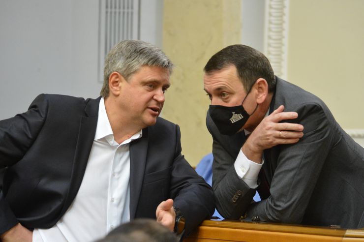 Пленарне засідання Верховної Ради України.

Голова Верховної Ради України Дмитро Разумков відкрив пленарне засідання. 
Головуючий повідомив, що у пленарному засіданні беруть участь Прем’єр-міністр України Денис Шмигаль і члени Кабінету Міністрів.
Дмитро Разумков зазначив, що сьогодні 6 листопада - День визволення Києва від фашистських загарбників. 
Народні депутати хвилиною мовчання вшанували пам’ять всіх тих, хто загинув, визволяючи столицю нашої держави.
Головуючий нагадав, що у п’ятницю проводиться «година запитань до Уряду». 
Прем’єр-міністр Денис Шмигаль доповів з трибуни про стан реалізації державної політики у боротьбі з COVID-19 та економічних питань, пов’язаних з підготовкою бюджету. Олександр Качний ОП Юрій Кісєль СН
