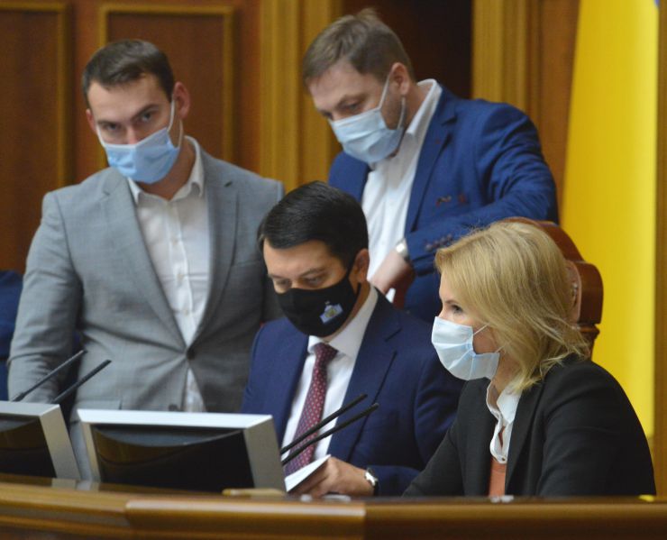 Пленарне засідання Верховної Ради України.

Голова Верховної Ради України Дмитро Разумков відкрив пленарне засідання. 
Головуючий повідомив, що у пленарному засіданні беруть участь Прем’єр-міністр України Денис Шмигаль і члени Кабінету Міністрів.
Дмитро Разумков зазначив, що сьогодні 6 листопада - День визволення Києва від фашистських загарбників. 
Народні депутати хвилиною мовчання вшанували пам’ять всіх тих, хто загинув, визволяючи столицю нашої держави.
Головуючий нагадав, що у п’ятницю проводиться «година запитань до Уряду». 
Прем’єр-міністр Денис Шмигаль доповів з трибуни про стан реалізації державної політики у боротьбі з COVID-19 та економічних питань, пов’язаних з підготовкою бюджету.
