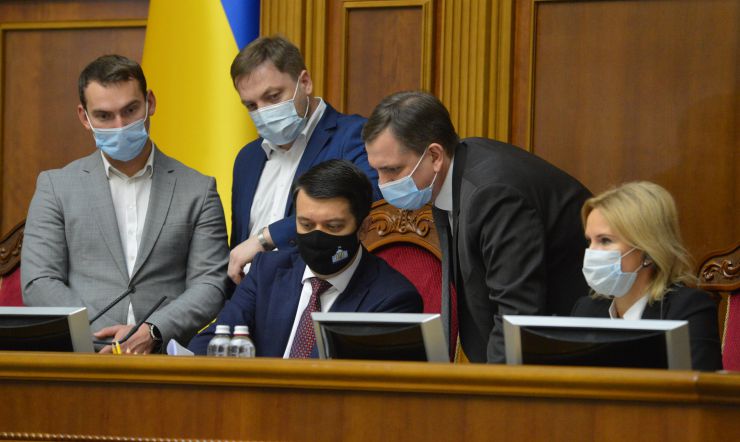 Пленарне засідання Верховної Ради України.

Голова Верховної Ради України Дмитро Разумков відкрив пленарне засідання. 
Головуючий повідомив, що у пленарному засіданні беруть участь Прем’єр-міністр України Денис Шмигаль і члени Кабінету Міністрів.
Дмитро Разумков зазначив, що сьогодні 6 листопада - День визволення Києва від фашистських загарбників. 
Народні депутати хвилиною мовчання вшанували пам’ять всіх тих, хто загинув, визволяючи столицю нашої держави.
Головуючий нагадав, що у п’ятницю проводиться «година запитань до Уряду». 
Прем’єр-міністр Денис Шмигаль доповів з трибуни про стан реалізації державної політики у боротьбі з COVID-19 та економічних питань, пов’язаних з підготовкою бюджету.
