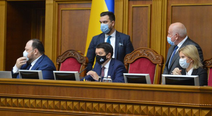 Пленарне засідання Верховної Ради України.

Голова Верховної Ради України Дмитро Разумков відкрив пленарне засідання. 
Головуючий повідомив, що у пленарному засіданні беруть участь Прем’єр-міністр України Денис Шмигаль і члени Кабінету Міністрів.
Дмитро Разумков зазначив, що сьогодні 6 листопада - День визволення Києва від фашистських загарбників. 
Народні депутати хвилиною мовчання вшанували пам’ять всіх тих, хто загинув, визволяючи столицю нашої держави.
Головуючий нагадав, що у п’ятницю проводиться «година запитань до Уряду». 
Прем’єр-міністр Денис Шмигаль доповів з трибуни про стан реалізації державної політики у боротьбі з COVID-19 та економічних питань, пов’язаних з підготовкою бюджету.

