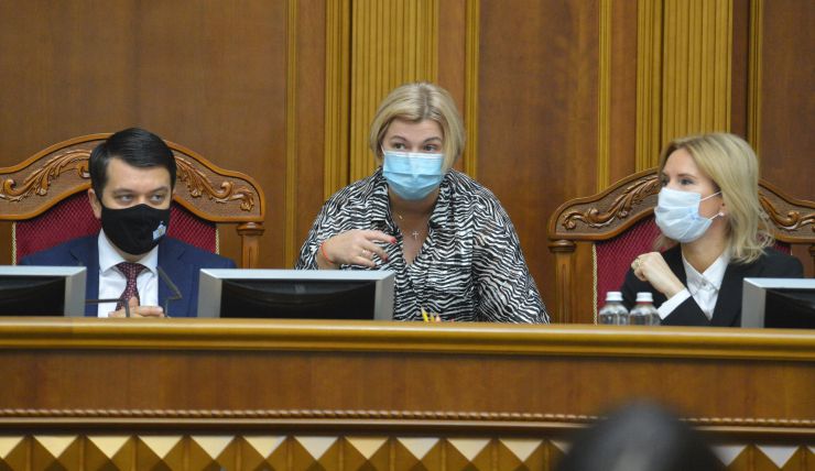 Пленарне засідання Верховної Ради України.

Голова Верховної Ради України Дмитро Разумков відкрив пленарне засідання. 
Головуючий повідомив, що у пленарному засіданні беруть участь Прем’єр-міністр України Денис Шмигаль і члени Кабінету Міністрів.
Дмитро Разумков зазначив, що сьогодні 6 листопада - День визволення Києва від фашистських загарбників. 
Народні депутати хвилиною мовчання вшанували пам’ять всіх тих, хто загинув, визволяючи столицю нашої держави.
Головуючий нагадав, що у п’ятницю проводиться «година запитань до Уряду». 
Прем’єр-міністр Денис Шмигаль доповів з трибуни про стан реалізації державної політики у боротьбі з COVID-19 та економічних питань, пов’язаних з підготовкою бюджету.

