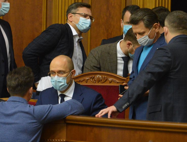 Пленарне засідання Верховної Ради України.

Голова Верховної Ради України Дмитро Разумков відкрив пленарне засідання. 
Головуючий повідомив, що у пленарному засіданні беруть участь Прем’єр-міністр України Денис Шмигаль і члени Кабінету Міністрів.
Дмитро Разумков зазначив, що сьогодні 6 листопада - День визволення Києва від фашистських загарбників. 
Народні депутати хвилиною мовчання вшанували пам’ять всіх тих, хто загинув, визволяючи столицю нашої держави.
Головуючий нагадав, що у п’ятницю проводиться «година запитань до Уряду». 
Прем’єр-міністр Денис Шмигаль доповів з трибуни про стан реалізації державної політики у боротьбі з COVID-19 та економічних питань, пов’язаних з підготовкою бюджету.

