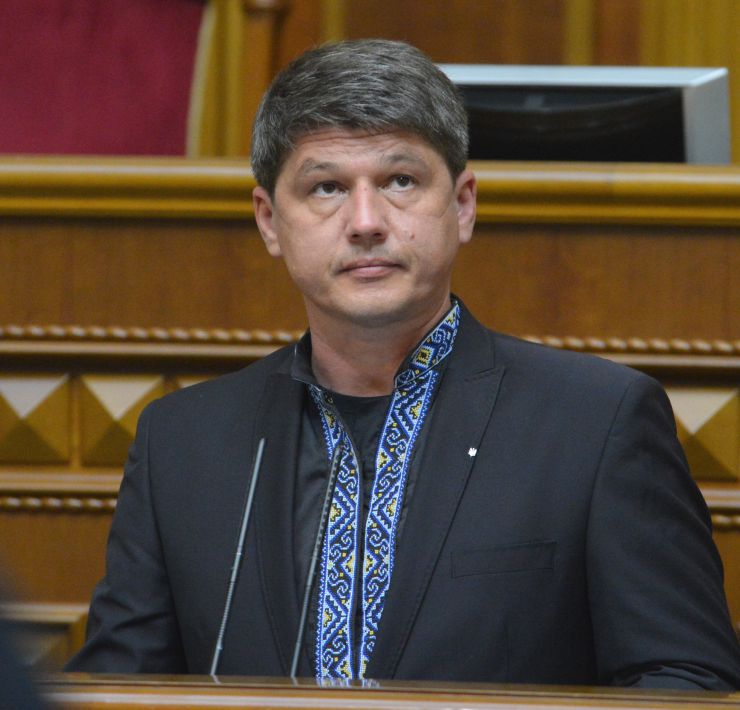 Пленарне засідання Верховної Ради України.

Голова Верховної Ради України Дмитро Разумков відкрив пленарне засідання. 
Головуючий повідомив, що у пленарному засіданні беруть участь Прем’єр-міністр України Денис Шмигаль і члени Кабінету Міністрів.
Дмитро Разумков зазначив, що сьогодні 6 листопада - День визволення Києва від фашистських загарбників. 
Народні депутати хвилиною мовчання вшанували пам’ять всіх тих, хто загинув, визволяючи столицю нашої держави.
Головуючий нагадав, що у п’ятницю проводиться «година запитань до Уряду». 
Прем’єр-міністр Денис Шмигаль доповів з трибуни про стан реалізації державної політики у боротьбі з COVID-19 та економічних питань, пов’язаних з підготовкою бюджету. Андрій Шараськін ГОЛОС присяга
