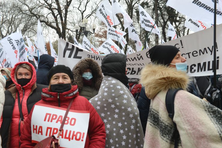 Мітинг малого та середнього бізнесу проти карантину вихідного дня біля Верховної Ради.

Рух на вулиці Грушевського в урядовому кварталі столиці перекрили мітингувальники, які виступають проти касових апаратів для ФОП.
В організації 