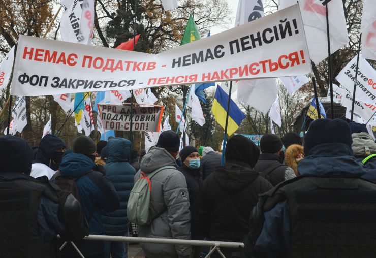 Мітинг малого та середнього бізнесу проти карантину вихідного дня біля Верховної Ради.

Рух на вулиці Грушевського в урядовому кварталі столиці перекрили мітингувальники, які виступають проти касових апаратів для ФОП.
В організації 