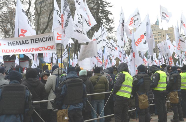 Мітинг малого та середнього бізнесу проти карантину вихідного дня біля Верховної Ради.

Рух на вулиці Грушевського в урядовому кварталі столиці перекрили мітингувальники, які виступають проти касових апаратів для ФОП.
В організації 