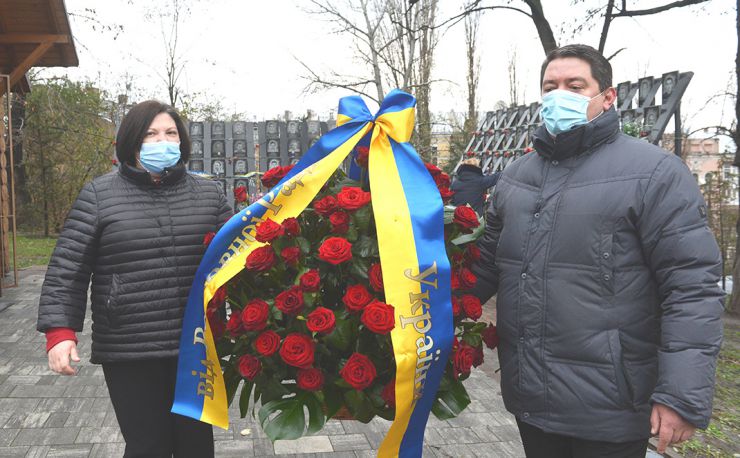 Покладання вінків з квітами від імені Голови Верховної Ради України Дмитра Разумкова та Верховної Ради України до пам'ятного хреста на Алеї Героїв Небесної Сотні у Києві