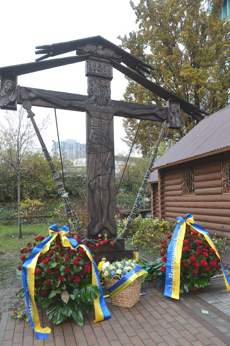 Покладання вінків з квітами від імені Голови Верховної Ради України Дмитра Разумкова та Верховної Ради України до пам'ятного хреста на Алеї Героїв Небесної Сотні у Києві